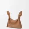 Mini-bolsa tipo lenço em pele de bezerro lisa Mini-bolsa tipo lenço em pele de bezerro lisa