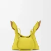 Mini-bolsa tipo lenço em pele de bezerro lisa Mini-bolsa tipo lenço em pele de bezerro lisa