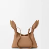 Mini-bolsa tipo lenço em pele de bezerro lisa Mini-bolsa tipo lenço em pele de bezerro lisa