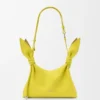Mini-bolsa tipo lenço em pele de bezerro lisa Mini-bolsa tipo lenço em pele de bezerro lisa