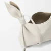 Mini-bolsa tipo lenço em pele de bezerro lisa Mini-bolsa tipo lenço em pele de bezerro lisa