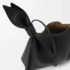 Mini-bolsa tipo lenço em pele de bezerro lisa Mini-bolsa tipo lenço em pele de bezerro lisa