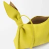 Mini-bolsa tipo lenço em pele de bezerro lisa Mini-bolsa tipo lenço em pele de bezerro lisa