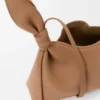 Mini-bolsa tipo lenço em pele de bezerro lisa Mini-bolsa tipo lenço em pele de bezerro lisa