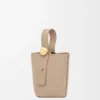 Mini-bolsa tipo Pebble Bucket em pele de bezerro macia com grão Mini-bolsa tipo Pebble Bucket em pele de bezerro macia com grão