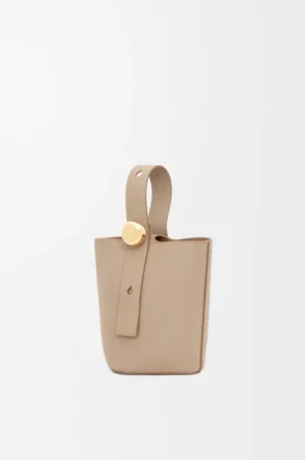 Mini-bolsa tipo Pebble Bucket em pele de bezerro macia com grão