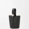 Mini-bolsa tipo Pebble Bucket em pele de bezerro macia com grão Mini-bolsa tipo Pebble Bucket em pele de bezerro macia com grão
