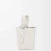 Mini-bolsa tipo Pebble Bucket em pele de bezerro macia com grão Mini-bolsa tipo Pebble Bucket em pele de bezerro macia com grão