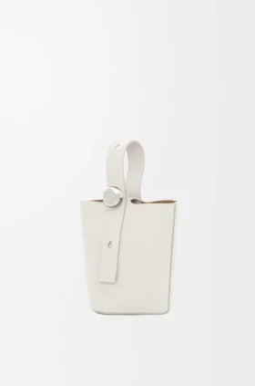 Mini-bolsa tipo Pebble Bucket em pele de bezerro macia com grão