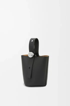 Mini-bolsa tipo Pebble Bucket em pele de bezerro macia com grão