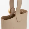 Mini-bolsa tipo Pebble Bucket em pele de bezerro macia com grão Mini-bolsa tipo Pebble Bucket em pele de bezerro macia com grão