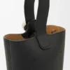 Mini-bolsa tipo Pebble Bucket em pele de bezerro macia com grão Mini-bolsa tipo Pebble Bucket em pele de bezerro macia com grão