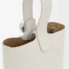 Mini-bolsa tipo Pebble Bucket em pele de bezerro macia com grão Mini-bolsa tipo Pebble Bucket em pele de bezerro macia com grão