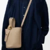 Mini-bolsa tipo Pebble Bucket em pele de bezerro macia com grão Mini-bolsa tipo Pebble Bucket em pele de bezerro macia com grão