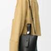Mini-bolsa tipo Pebble Bucket em pele de bezerro macia com grão Mini-bolsa tipo Pebble Bucket em pele de bezerro macia com grão