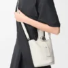 Mini-bolsa tipo Pebble Bucket em pele de bezerro macia com grão Mini-bolsa tipo Pebble Bucket em pele de bezerro macia com grão