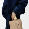 Mini-bolsa tipo Pebble Bucket em pele de bezerro macia com grão Mini-bolsa tipo Pebble Bucket em pele de bezerro macia com grão