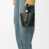 Mini-bolsa tipo Pebble Bucket em pele de bezerro macia com grão Mini-bolsa tipo Pebble Bucket em pele de bezerro macia com grão
