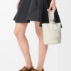 Mini-bolsa tipo Pebble Bucket em pele de bezerro macia com grão Mini-bolsa tipo Pebble Bucket em pele de bezerro macia com grão