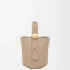 Mini-bolsa tipo Pebble Bucket em pele de bezerro macia com grão Mini-bolsa tipo Pebble Bucket em pele de bezerro macia com grão