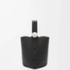 Mini-bolsa tipo Pebble Bucket em pele de bezerro macia com grão Mini-bolsa tipo Pebble Bucket em pele de bezerro macia com grão