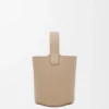 Mini-bolsa tipo Pebble Bucket em pele de bezerro macia com grão Mini-bolsa tipo Pebble Bucket em pele de bezerro macia com grão