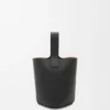 Mini-bolsa tipo Pebble Bucket em pele de bezerro macia com grão Mini-bolsa tipo Pebble Bucket em pele de bezerro macia com grão