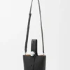 Mini-bolsa tipo Pebble Bucket em pele de bezerro macia com grão Mini-bolsa tipo Pebble Bucket em pele de bezerro macia com grão