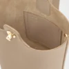 Mini-bolsa tipo Pebble Bucket em pele de bezerro macia com grão Mini-bolsa tipo Pebble Bucket em pele de bezerro macia com grão