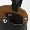 Mini-bolsa tipo Pebble Bucket em pele de bezerro macia com grão Mini-bolsa tipo Pebble Bucket em pele de bezerro macia com grão
