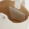 Mini-bolsa tipo Pebble Bucket em pele de bezerro macia com grão Mini-bolsa tipo Pebble Bucket em pele de bezerro macia com grão