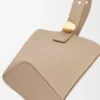 Mini-bolsa tipo Pebble Bucket em pele de bezerro macia com grão Mini-bolsa tipo Pebble Bucket em pele de bezerro macia com grão