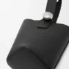 Mini-bolsa tipo Pebble Bucket em pele de bezerro macia com grão Mini-bolsa tipo Pebble Bucket em pele de bezerro macia com grão
