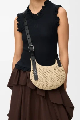 Mini Hobo com furos em ráfia e pele de bezerro Mini Hobo com furos em ráfia e pele de bezerro