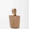 Mini Pebble Bucket em pele de bezerro com grão suave Mini Pebble Bucket em pele de bezerro com grão suave