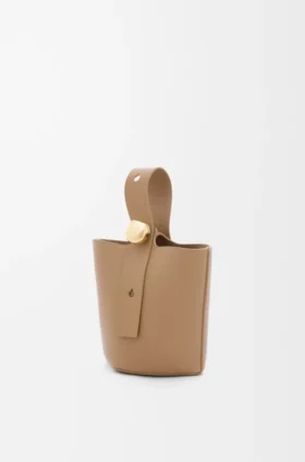 Mini Pebble Bucket em pele de bezerro com grão suave