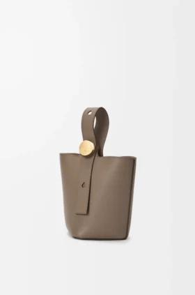 Mini Pebble Bucket em pele de bezerro com grão suave