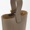 Mini Pebble Bucket em pele de bezerro com grão suave Mini Pebble Bucket em pele de bezerro com grão suave