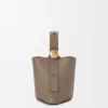 Mini Pebble Bucket em pele de bezerro com grão suave Mini Pebble Bucket em pele de bezerro com grão suave