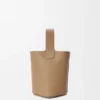 Mini Pebble Bucket em pele de bezerro com grão suave Mini Pebble Bucket em pele de bezerro com grão suave