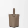 Mini Pebble Bucket em pele de bezerro com grão suave Mini Pebble Bucket em pele de bezerro com grão suave