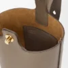 Mini Pebble Bucket em pele de bezerro com grão suave Mini Pebble Bucket em pele de bezerro com grão suave
