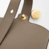 Mini Pebble Bucket em pele de bezerro com grão suave Mini Pebble Bucket em pele de bezerro com grão suave