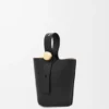 Mini Pebble Bucket em pele de bezerro lisa Mini Pebble Bucket em pele de bezerro lisa