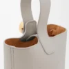 Mini Pebble Bucket em pele de bezerro lisa Mini Pebble Bucket em pele de bezerro lisa