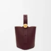 Mini Pebble Bucket em pele de bezerro lisa Mini Pebble Bucket em pele de bezerro lisa