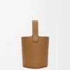 Mini Pebble Bucket em pele de bezerro lisa Mini Pebble Bucket em pele de bezerro lisa