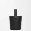 Mini Pebble Bucket em pele de bezerro lisa Mini Pebble Bucket em pele de bezerro lisa
