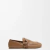 Mocassim com fivela em pele de bezerro lisa e brilhante Mocassim com fivela em pele de bezerro lisa e brilhante
