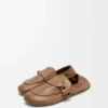 Mocassim com fivela em pele de bezerro lisa e brilhante Mocassim com fivela em pele de bezerro lisa e brilhante